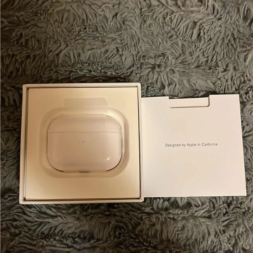 Apple White Wireless Earbuds with Charging Case